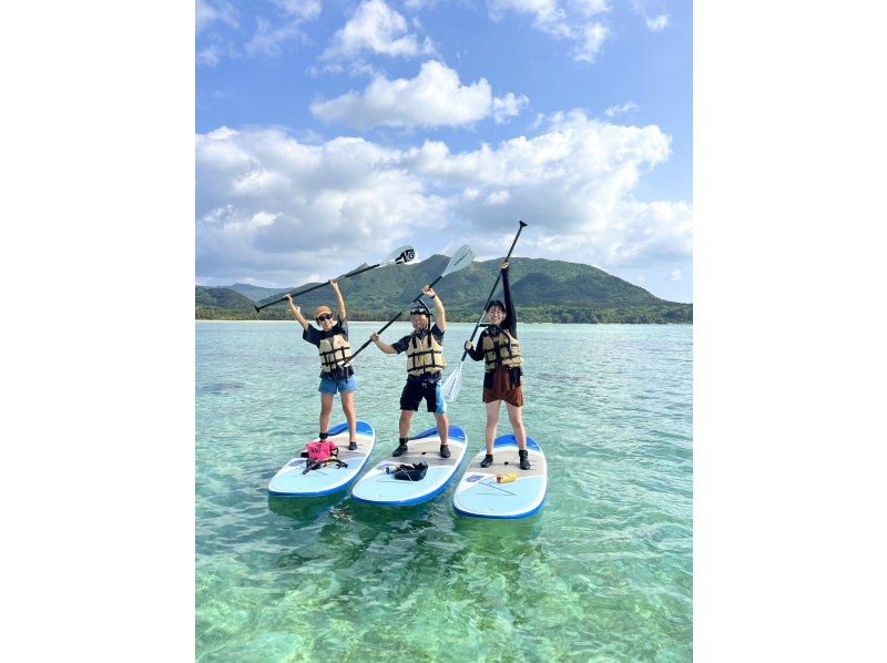 【1組様貸切/３時間】南の島でSUP体験！透明度抜群な海でたっぷり遊ぼう！女性ガイドが担当/送迎・写真込み/手ぶら参加OKの紹介画像