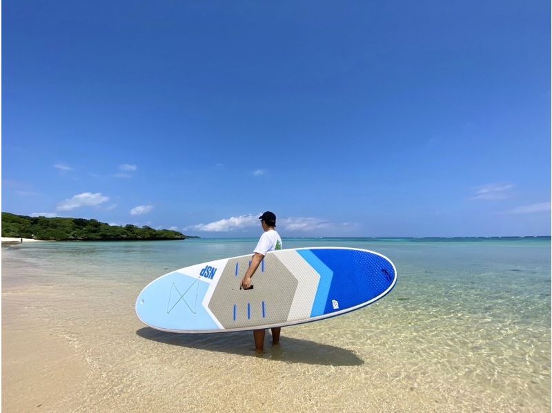 【1組様貸切/３時間】南の島でSUP体験！透明度抜群な海でたっぷり遊ぼう！女性ガイドが担当/送迎・写真込み/手ぶら参加OKの紹介画像