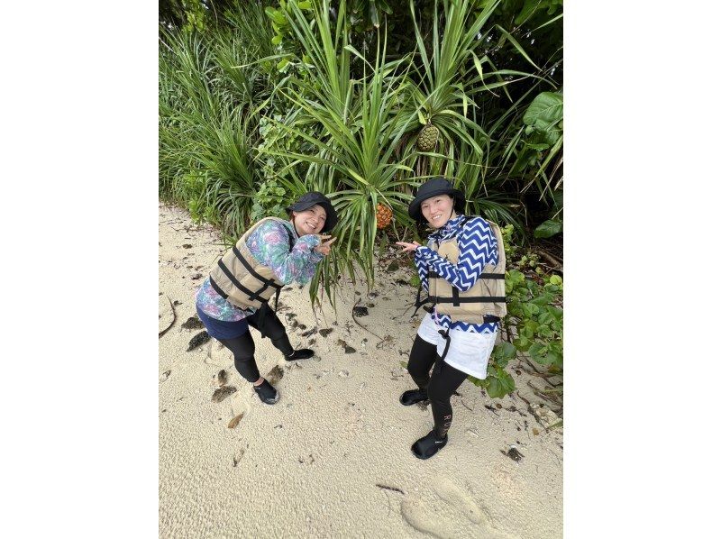 【1組様貸切/３時間】南の島でSUP体験！透明度抜群な海でたっぷり遊ぼう！女性ガイドが担当/送迎・写真込み/手ぶら参加OKの紹介画像