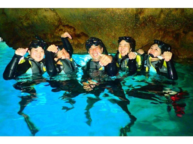 A one-day plan for three of Okinawa's best sea activities! [Two types of jet marine sports] + [Blue cave snorkeling] + [Okinawa Shisa parasailing]  の紹介画像