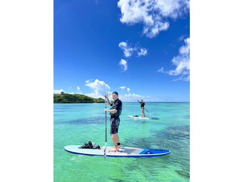 【１組様貸切/３時間半】石垣島の海を半日で満喫！トロピカルSUP＆シュノーケリング！女性ガイドが担当/送迎・写真込み/手ぶら参加◎の紹介画像