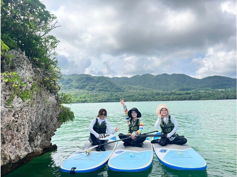 【１組様貸切/３時間半】石垣島の海を半日で満喫！トロピカルSUP＆シュノーケリング！女性ガイドが担当/送迎・写真込み/手ぶら参加◎の紹介画像
