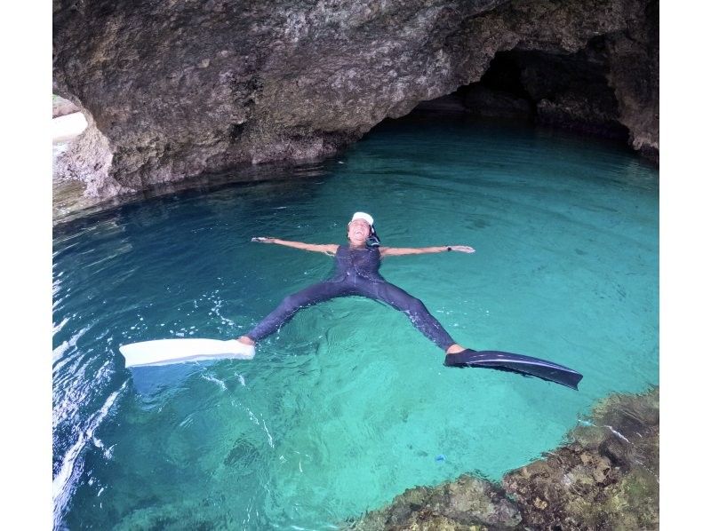 SALE! [Okinawa, Ishigaki Island] A series of moving experiences! [Go see the Blue Cave and sea turtles!] Free snorkel tour transfers, equipment, and photo data!の紹介画像