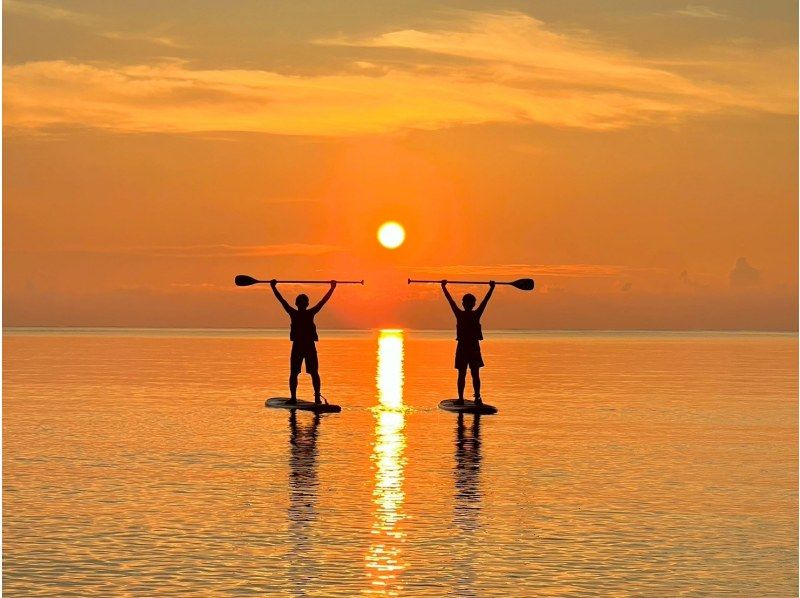 【1組様貸切/3時間】夕暮れSUPで特別な体験を！おすすめサンセットスポットでゆったり時間！女性ガイドが担当/送迎・写真込み/手ぶら参加◎の紹介画像