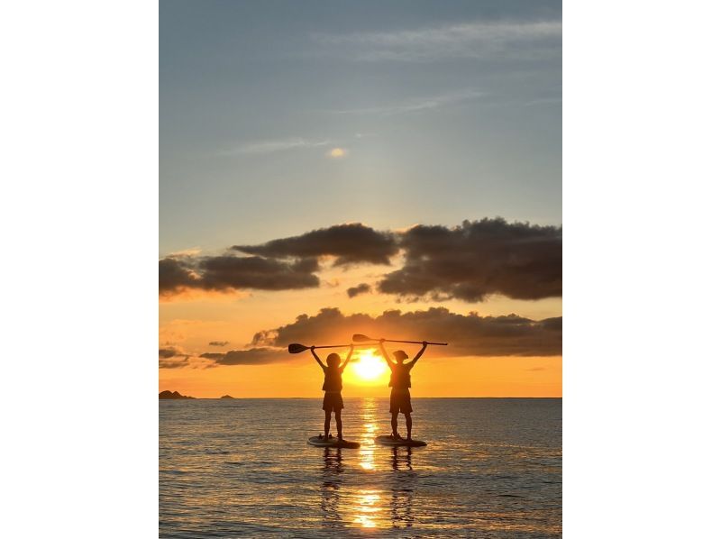 【１組様貸切】夕暮れSUPで特別な体験を！島内おすすめのサンセットスポットでゆったり時間！女性ガイドが担当/送迎・写真込み/手ぶら参加OKの紹介画像