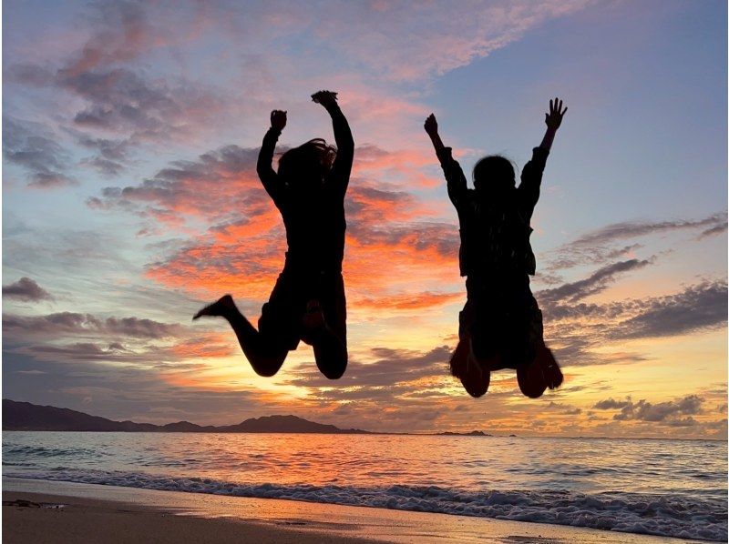 【1組様貸切/3時間】夕暮れSUPで特別な体験を！おすすめサンセットスポットでゆったり時間！女性ガイドが担当/送迎・写真込み/手ぶら参加◎の紹介画像