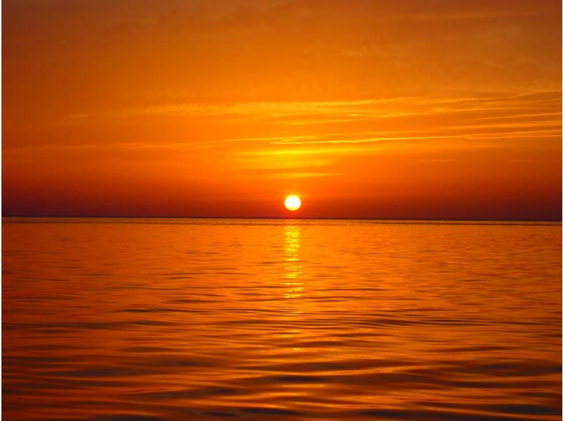 【１組様貸切】夕暮れSUPで特別な体験を！島内おすすめのサンセットスポットでゆったり時間！女性ガイドが担当/送迎・写真込み/手ぶら参加OKの紹介画像