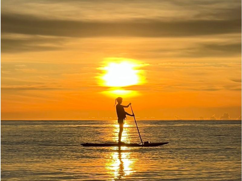 【1組様貸切/3時間】夕暮れSUPで特別な体験を！おすすめサンセットスポットでゆったり時間！女性ガイドが担当/送迎・写真込み/手ぶら参加◎の紹介画像