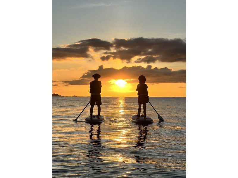 【１組様貸切】夕暮れSUPで特別な体験を！島内おすすめのサンセットスポットでゆったり時間！女性ガイドが担当/送迎・写真込み/手ぶら参加OKの紹介画像