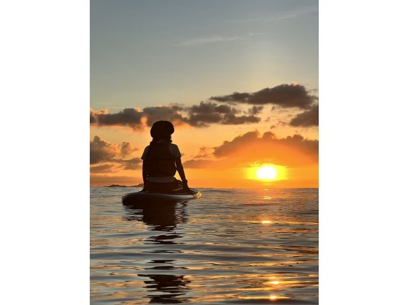 【１組様貸切】夕暮れSUPで特別な体験を！島内おすすめのサンセットスポットでゆったり時間！女性ガイドが担当/送迎・写真込み/手ぶら参加OKの紹介画像