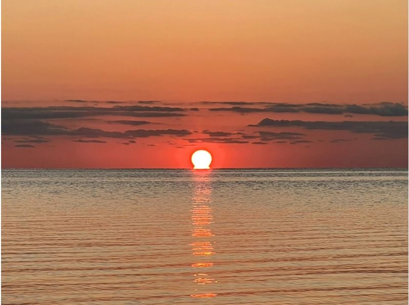 【1組様貸切/3時間】夕暮れSUPで特別な体験を！おすすめサンセットスポットでゆったり時間！女性ガイドが担当/送迎・写真込み/手ぶら参加◎の紹介画像