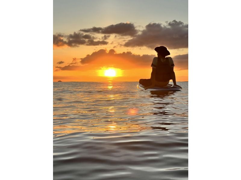 【１組様貸切】夕暮れSUPで特別な体験を！島内おすすめのサンセットスポットでゆったり時間！女性ガイドが担当/送迎・写真込み/手ぶら参加OKの紹介画像