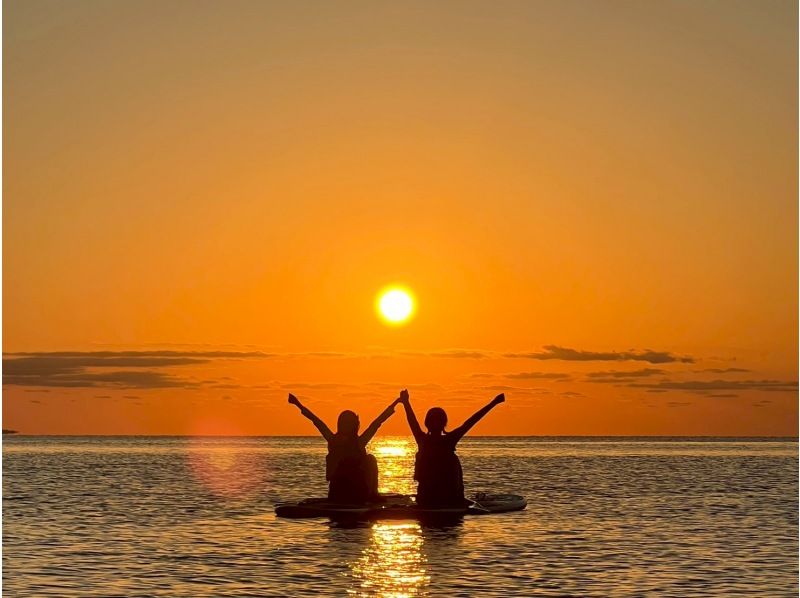 【1組様貸切/3時間】夕暮れSUPで特別な体験を！おすすめサンセットスポットでゆったり時間！女性ガイドが担当/送迎・写真込み/手ぶら参加◎の紹介画像