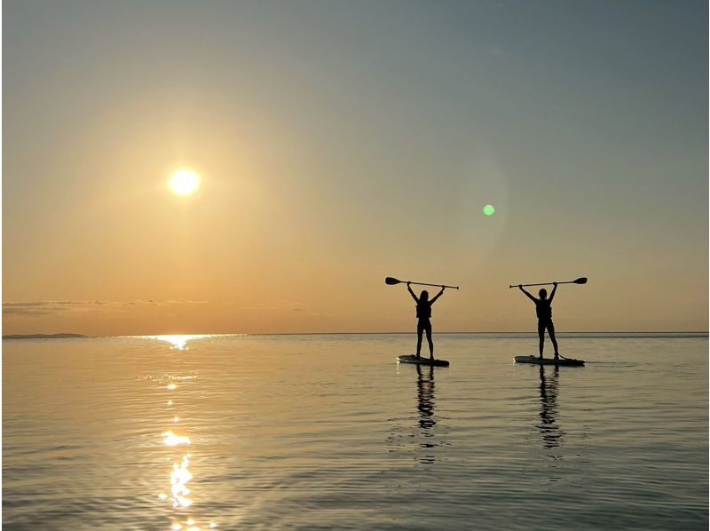 【1組様貸切/3時間】夕暮れSUPで特別な体験を！おすすめサンセットスポットでゆったり時間！女性ガイドが担当/送迎・写真込み/手ぶら参加◎の紹介画像