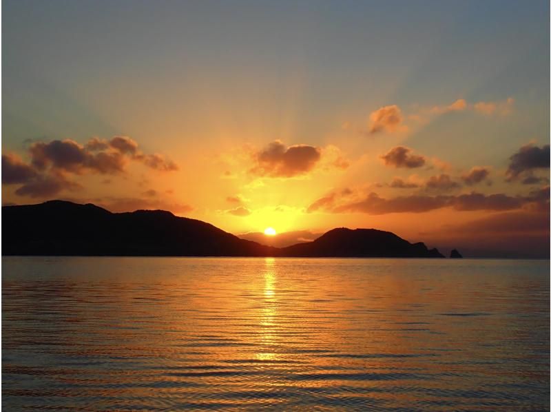 【１組様貸切】夕暮れSUPで特別な体験を！島内おすすめのサンセットスポットでゆったり時間！女性ガイドが担当/送迎・写真込み/手ぶら参加OKの紹介画像