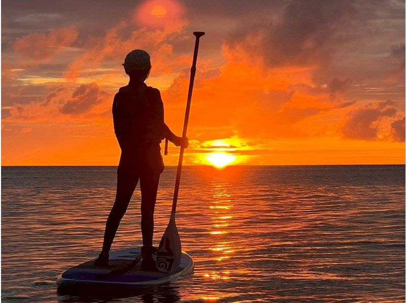 【1組様貸切/3時間】夕暮れSUPで特別な体験を！おすすめサンセットスポットでゆったり時間！女性ガイドが担当/送迎・写真込み/手ぶら参加◎の紹介画像