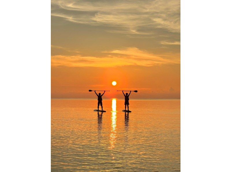 【１組様貸切】夕暮れSUPで特別な体験を！島内おすすめのサンセットスポットでゆったり時間！女性ガイドが担当/送迎・写真込み/手ぶら参加OKの紹介画像