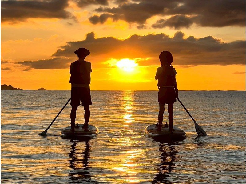 【1組様貸切/3時間】夕暮れSUPで特別な体験を！おすすめサンセットスポットでゆったり時間！女性ガイドが担当/送迎・写真込み/手ぶら参加◎の紹介画像