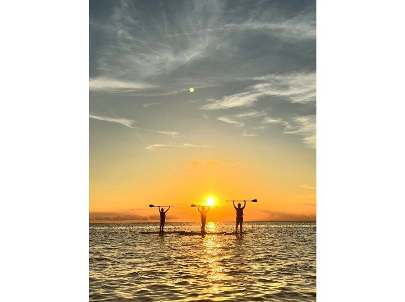 【１組様貸切】夕暮れSUPで特別な体験を！島内おすすめのサンセットスポットでゆったり時間！女性ガイドが担当/送迎・写真込み/手ぶら参加OKの紹介画像