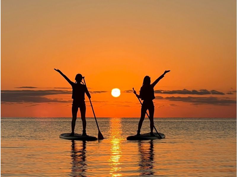 【1組様貸切/3時間】夕暮れSUPで特別な体験を！おすすめサンセットスポットでゆったり時間！女性ガイドが担当/送迎・写真込み/手ぶら参加◎の紹介画像