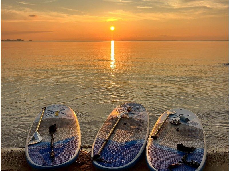 【1組様貸切/3時間】夕暮れSUPで特別な体験を！おすすめサンセットスポットでゆったり時間！女性ガイドが担当/送迎・写真込み/手ぶら参加◎の紹介画像