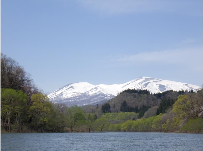 【東北・山形県】西川町　期間限定・絶景・月山湖・月山と朝日連峰を眺めミニ水没林を漕ぐパックラフト（カヌー・カヤック）ツアー・写真データ無料！の紹介画像