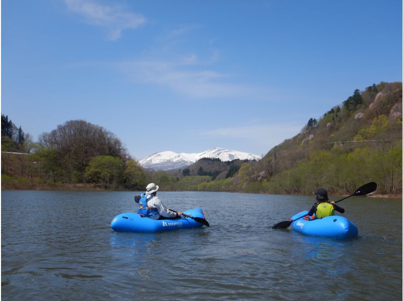 【東北・山形県】西川町　期間限定・絶景・月山湖・月山と朝日連峰を眺めミニ水没林を漕ぐパックラフト（カヌー・カヤック）ツアー・写真データ無料！の紹介画像
