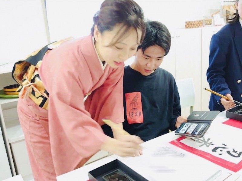 Cherry Blossom Viewing Experience calligraphy [Kyoto Calligraphy: Experience Japanese calligraphy - Create your own calligraphy piece to take home with you, tea, Japanese sweets, and souvenirsの紹介画像