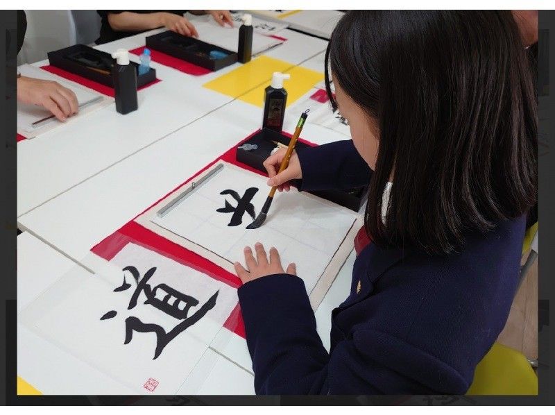 Cherry Blossom Viewing Experience calligraphy [Kyoto Calligraphy: Experience Japanese calligraphy - Create your own calligraphy piece to take home with you, tea, Japanese sweets, and souvenirsの紹介画像