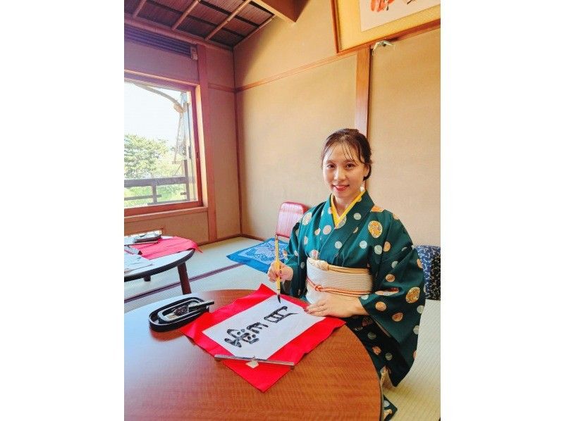 Cherry Blossom Viewing Experience calligraphy [Kyoto Calligraphy: Experience Japanese calligraphy - Create your own calligraphy piece to take home with you, tea, Japanese sweets, and souvenirsの紹介画像