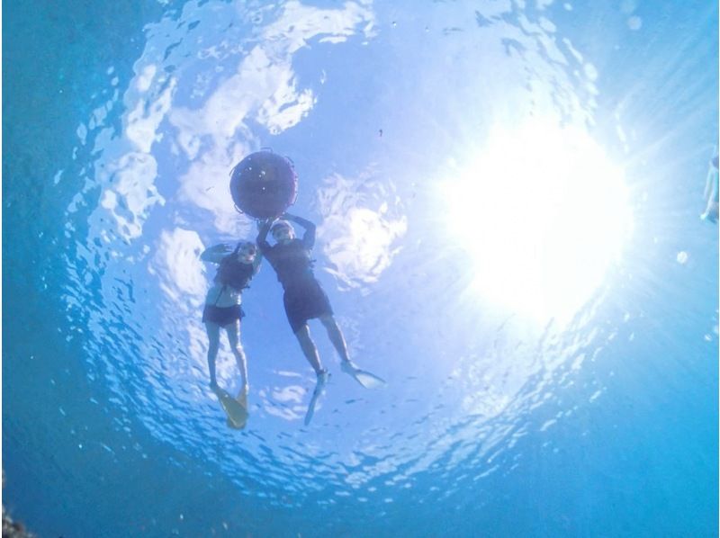 【1組様貸切/3時間】《青の洞窟orウミガメorエダサンゴ》選べる！シュノーケリングツアー！女性ガイドが担当/送迎・写真込み/手ぶら参加OKの紹介画像