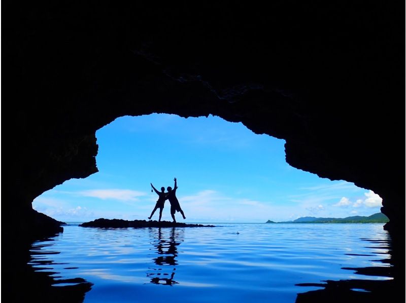 【1組様貸切/3時間】《青の洞窟orウミガメorエダサンゴ》選べる！シュノーケリングツアー！女性ガイドが担当/送迎・写真込み/手ぶら参加OKの紹介画像