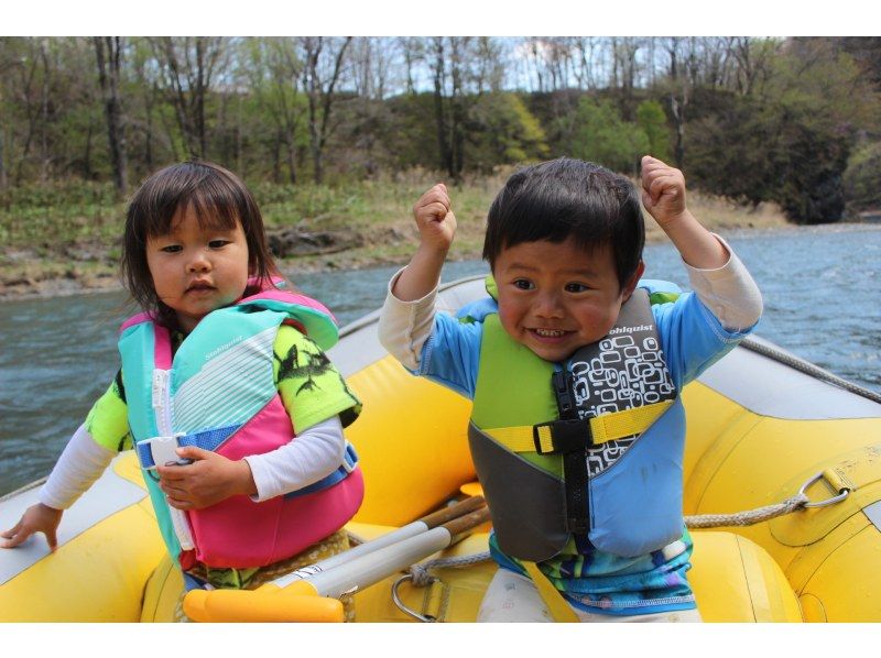 [Hokkaido, Hidaka] Private rafting tour with one boat! Photo data included! Ages 3 and up are welcome to participateの紹介画像