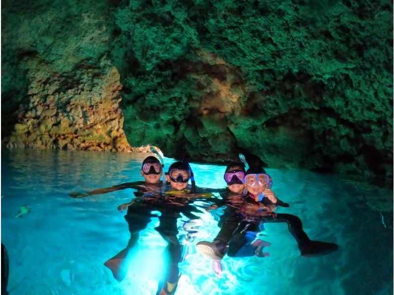 Guaranteed! Snorkeling for those who want to definitely go to the Blue Cave ✨ GoPro filming & feeding experience included [Okinawa, Maeda Cape] English guideの紹介画像