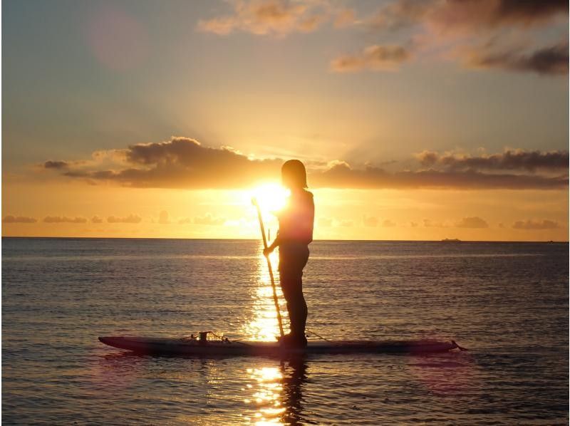 [Okinawa, Onna Village/Maeda Cape area] We will guide you to a popular photogenic spot! A fully-chartered sunset SUP cruising tour with the sun setting on the west coast as your backdropの紹介画像