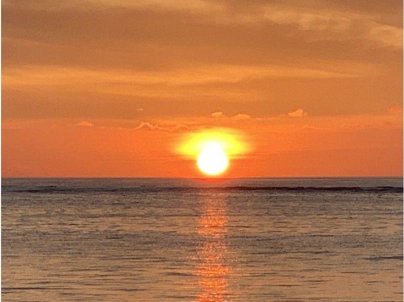 Super Summer Sale 2024 [Okinawa, Onna Village/Maeda Cape area] A fully-chartered sunset SUP cruising tour with the sun setting on the west coast as your backdropの紹介画像