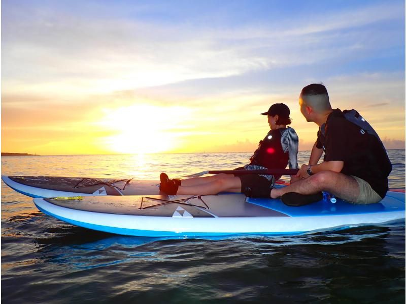 SALE [Okinawa, Onna Village/Maeda Cape area] We will guide you to a popular photogenic spot! A fully-chartered sunset SUP cruising tour with the sun setting on the west coast as your backdropの紹介画像