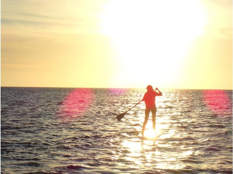 [Okinawa, Onna Village/Maeda Cape area] We will guide you to a popular photogenic spot! A fully-chartered sunset SUP cruising tour with the sun setting on the west coast as your backdropの紹介画像