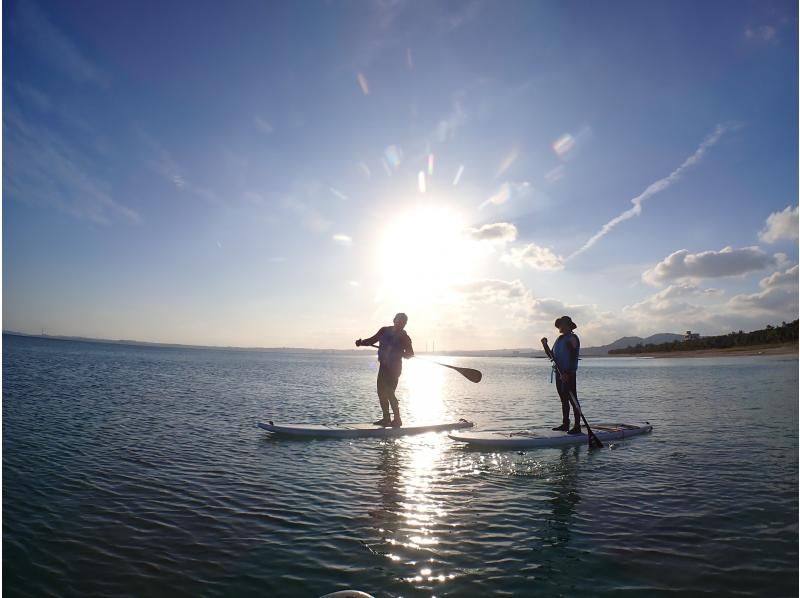 [Okinawa, Onna Village/Maeda Cape area] A fully-chartered sunset SUP cruising tour with the sun setting on the west coast as your backdropの紹介画像