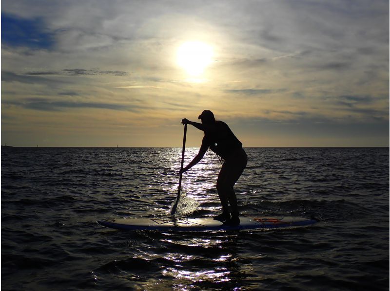 [Okinawa, Onna Village/Maeda Cape area] A fully-chartered sunset SUP cruising tour with the sun setting on the west coast as your backdropの紹介画像