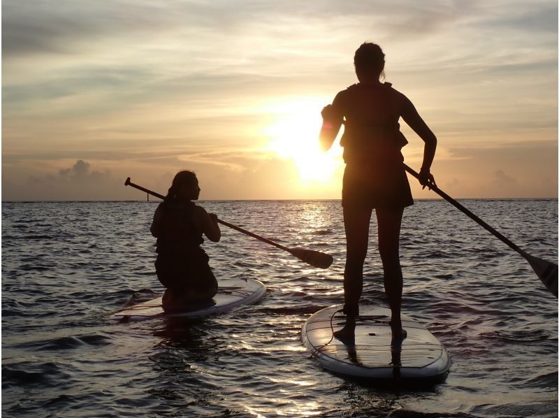 [Okinawa, Onna Village/Maeda Cape area] We will guide you to a popular photogenic spot! A fully-chartered sunset SUP cruising tour with the sun setting on the west coast as your backdropの紹介画像