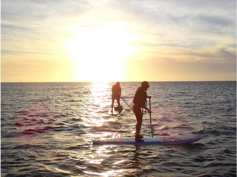 SALE [Okinawa, Onna Village/Maeda Cape area] We will guide you to a popular photogenic spot! A fully-chartered sunset SUP cruising tour with the sun setting on the west coast as your backdropの紹介画像