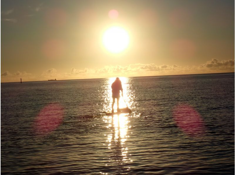 [Okinawa, Onna Village/Maeda Cape area] We will guide you to a popular photogenic spot! A fully-chartered sunset SUP cruising tour with the sun setting on the west coast as your backdropの紹介画像