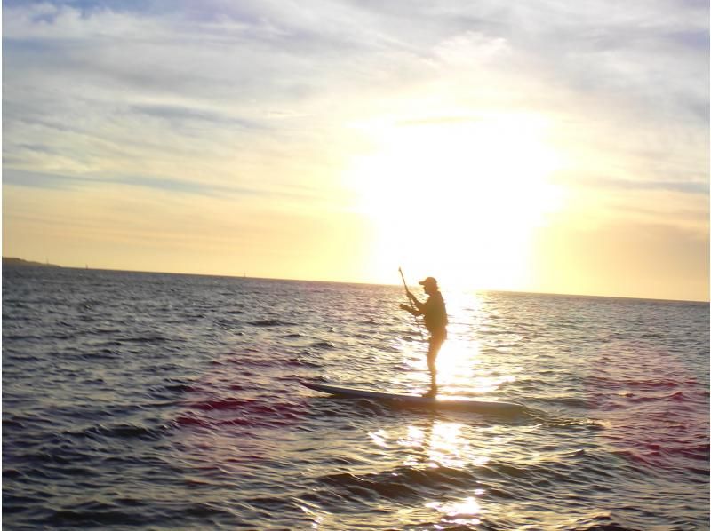 [Okinawa, Onna Village/Maeda Cape area] We will guide you to a popular photogenic spot! A fully-chartered sunset SUP cruising tour with the sun setting on the west coast as your backdropの紹介画像