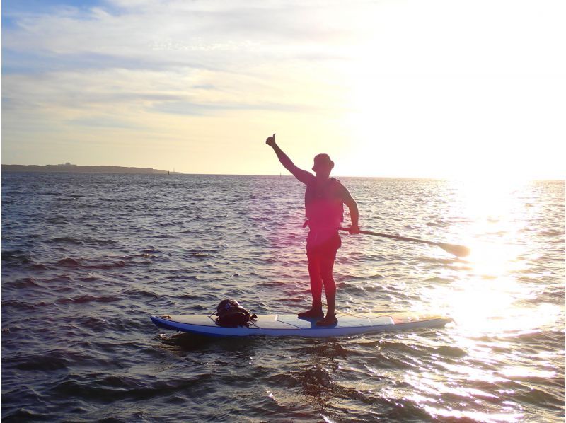 [Okinawa, Onna Village/Maeda Cape area] We will guide you to a popular photogenic spot! A fully-chartered sunset SUP cruising tour with the sun setting on the west coast as your backdropの紹介画像