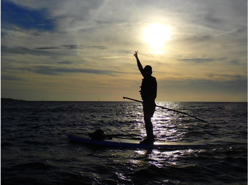 SALE [Okinawa, Onna Village/Maeda Cape area] We will guide you to a popular photogenic spot! A fully-chartered sunset SUP cruising tour with the sun setting on the west coast as your backdropの紹介画像