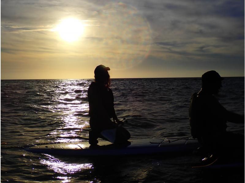 [Okinawa, Onna Village/Maeda Cape area] We will guide you to a popular photogenic spot! A fully-chartered sunset SUP cruising tour with the sun setting on the west coast as your backdropの紹介画像