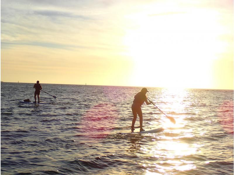 SALE [Okinawa, Onna Village/Maeda Cape area] We will guide you to a popular photogenic spot! A fully-chartered sunset SUP cruising tour with the sun setting on the west coast as your backdropの紹介画像