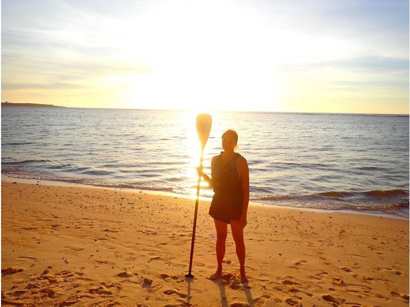 [Okinawa, Onna Village/Maeda Cape area] We will guide you to a popular photogenic spot! A fully-chartered sunset SUP cruising tour with the sun setting on the west coast as your backdropの紹介画像