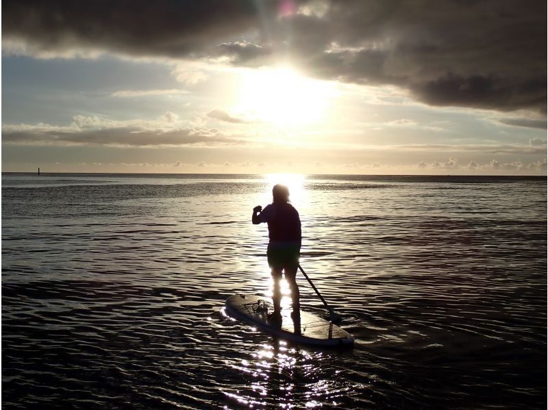 [Okinawa, Onna Village/Maeda Cape area] We will guide you to a popular photogenic spot! A fully-chartered sunset SUP cruising tour with the sun setting on the west coast as your backdropの紹介画像